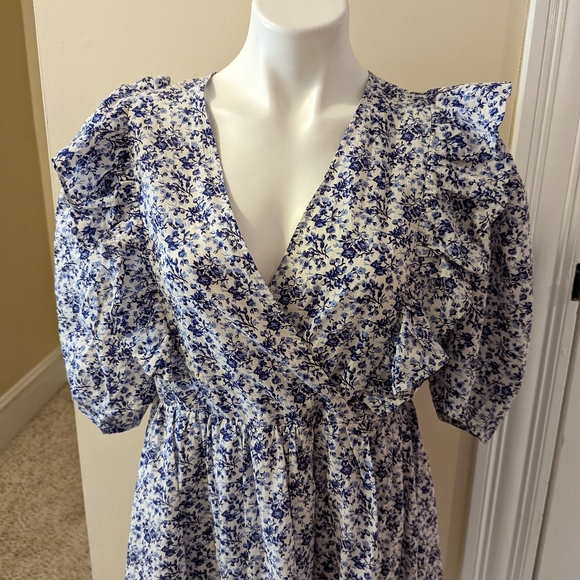 H&M blue and white floral print puff sleeve ruffle dress size medium - Picture 4 of 8